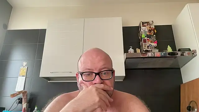 theitalianbear live cam on StripChat