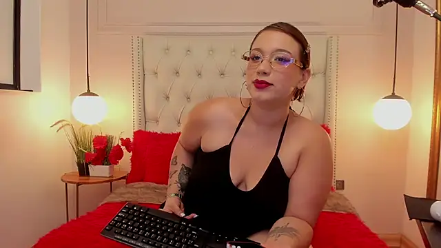 MillyHotsoon live cam on StripChat