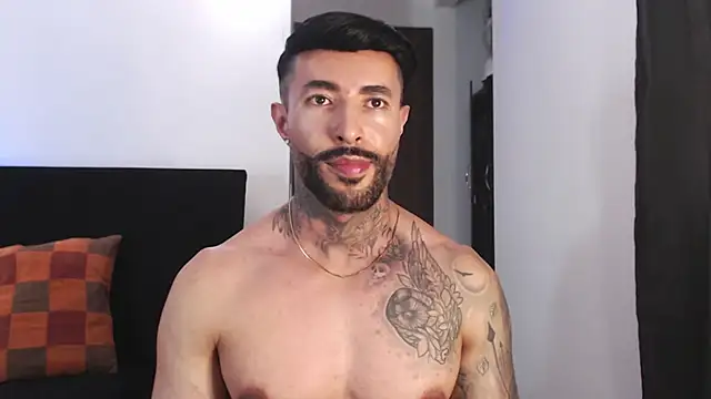 andrea_de_lucaa live cam on StripChat