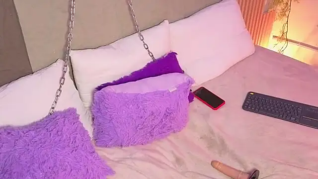 Emmayourgirl live cam on StripChat