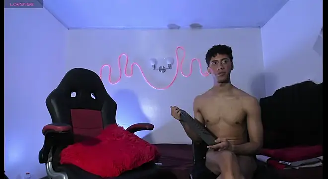 Elena_and_Julian live cam on StripChat