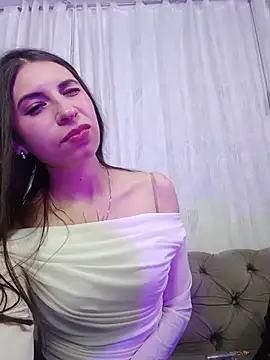 EmmillyQueen live cam on StripChat