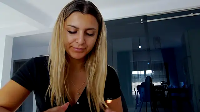 NicolePlay live cam on StripChat