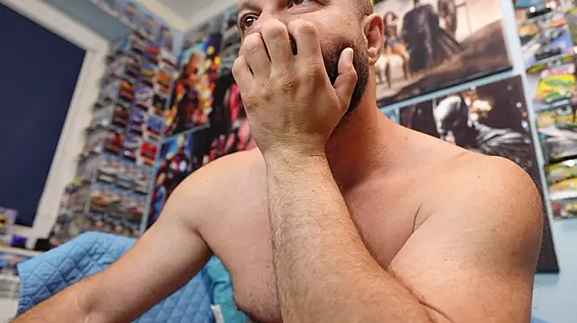Muscle_Bear live cam on StripChat