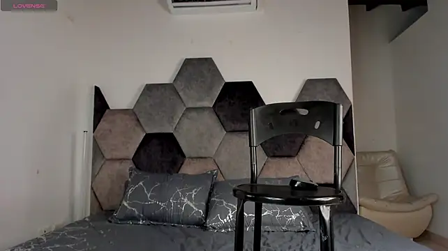 Latrellx7 live cam on StripChat