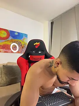 Ezzio_Scolaro live cam on StripChat
