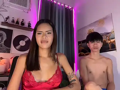 ur_holly_lexie live cam on StripChat