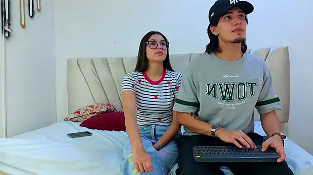 sweetauracouple live cam on StripChat