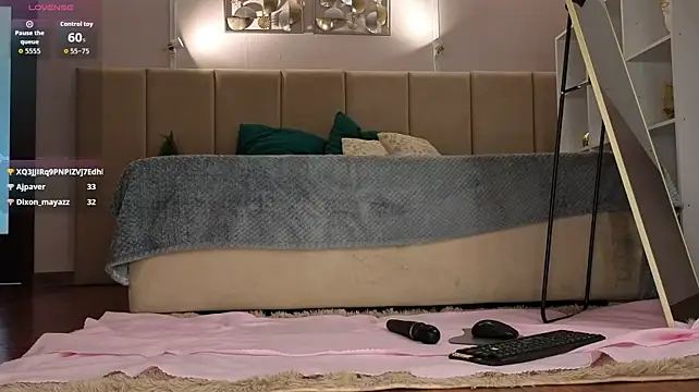 Mollybae4 live cam on StripChat