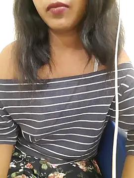 Navya6879 live cam on StripChat