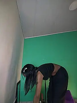 avaleri_cherry live cam on StripChat