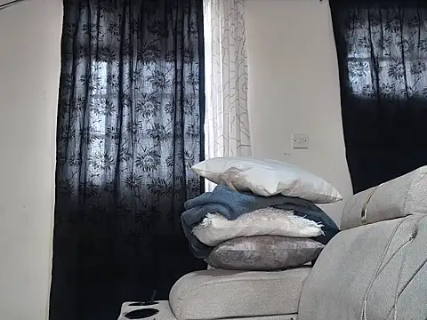 sexyleah25 live cam on StripChat