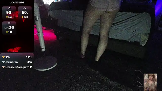 Blondiewithanass webcam