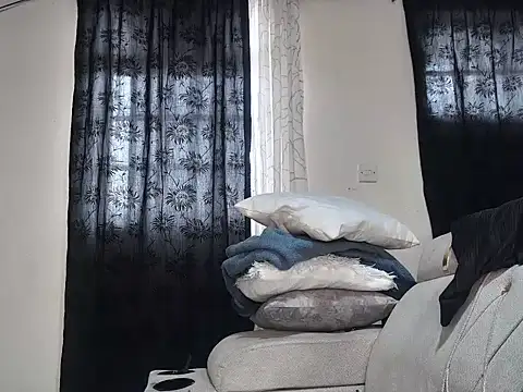 sexyleah25 live cam on StripChat