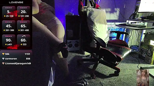 Blondiewithanass live cam on StripChat