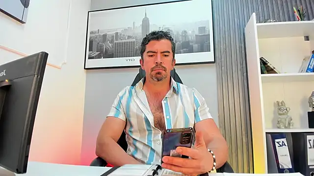 juankfit_45 (M mature) - I'm shirtless and playing with my chest