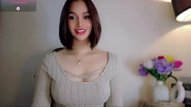 Anna_HollyDoll live cam on StripChat