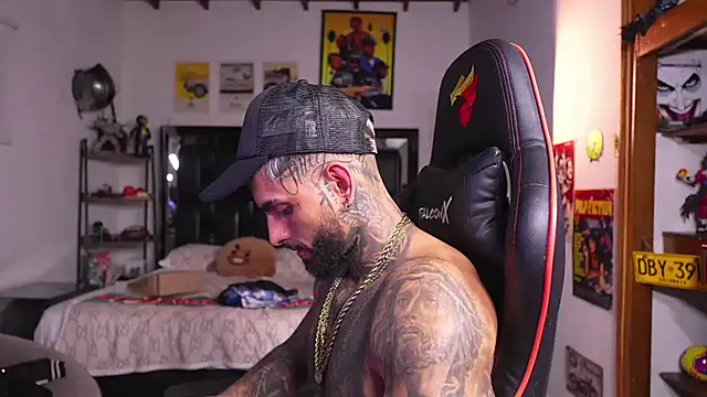logan_hugh8 live cam on StripChat