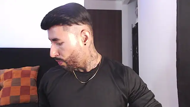 andrea_de_lucaa live cam on StripChat