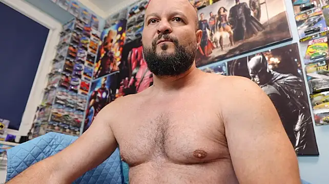 Muscle_Bear live cam on StripChat