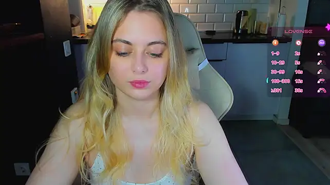 blonde_kellyy webcam