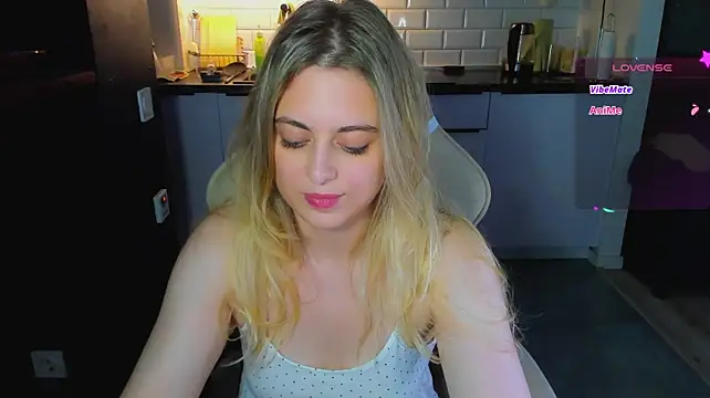 blonde_kellyy live cam on StripChat