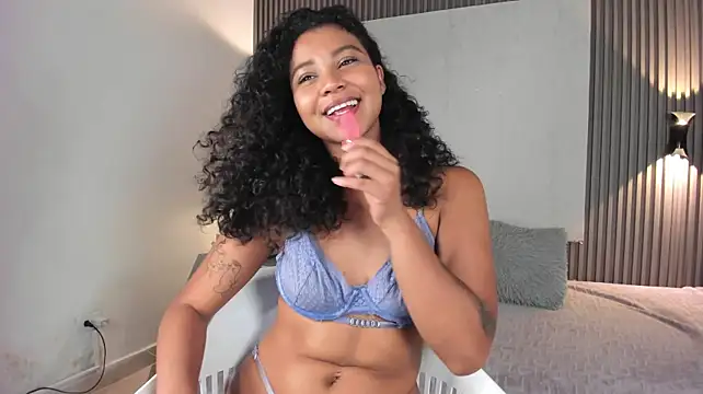 Zafiiraa live cam on StripChat