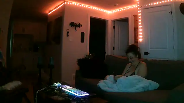 Queenemerald live cam on StripChat