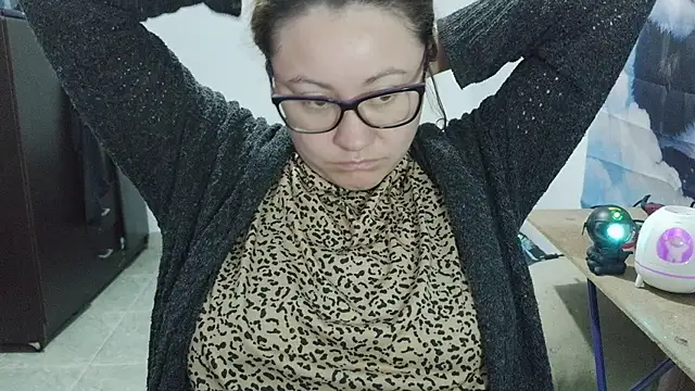 curly_greeneyed live cam on StripChat