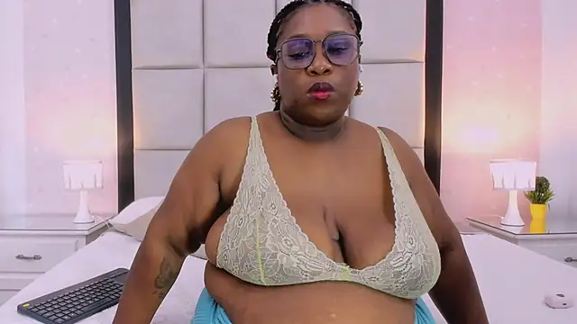 TreisyVixen live cam on StripChat
