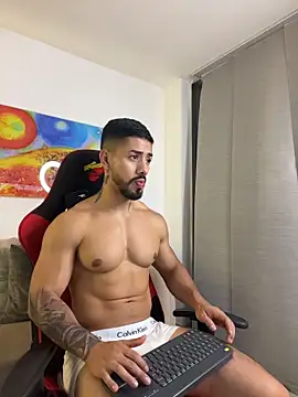 Ezzio_Scolaro live cam on StripChat