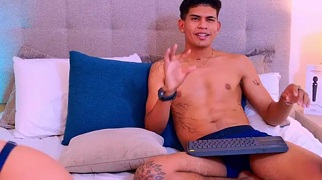RoseAndDominic live cam on StripChat