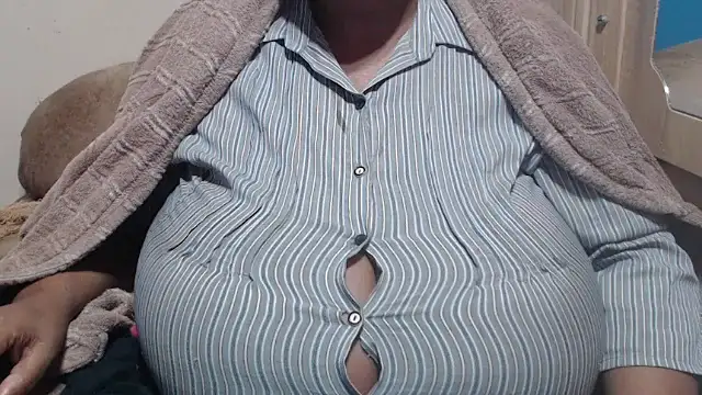 CUTEFIRMMELONSS live cam on StripChat
