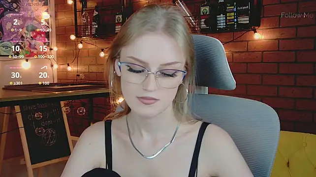 KiraMontoya live cam on StripChat