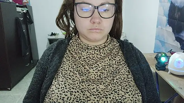curly_greeneyed live cam on StripChat