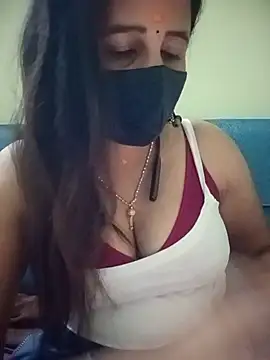 Tamil_Rani- live cam on StripChat