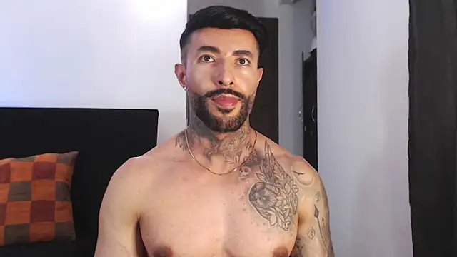 andrea_de_lucaa live cam on StripChat