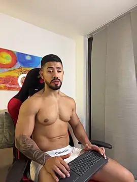 Ezzio_Scolaro live cam on StripChat