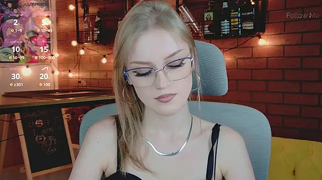 KiraMontoya live cam on StripChat