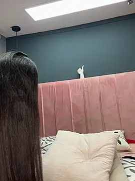 Thiara_gh live cam on StripChat