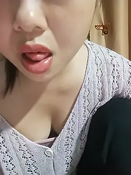 Emma-cutee live cam on StripChat