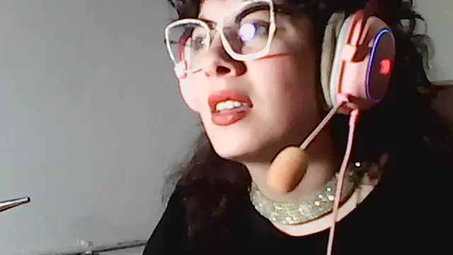 Owly_bloom live cam on StripChat