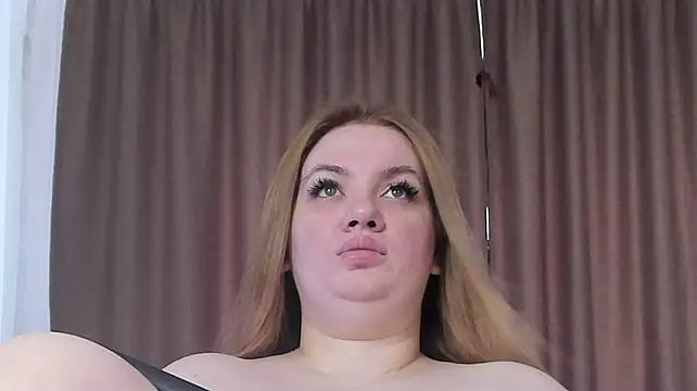 MelanieBrownn live cam on StripChat