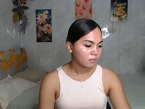 ur_asiankat live cam on StripChat