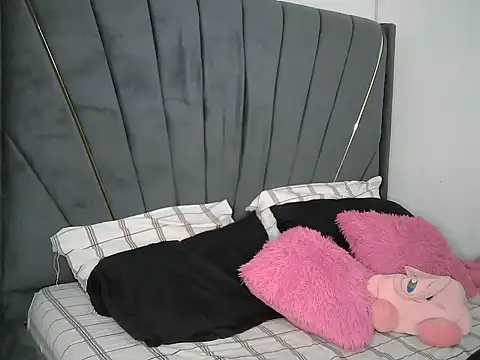 Queenb_2 live cam on StripChat