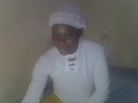 BUBBLY-QWEEN live cam on StripChat