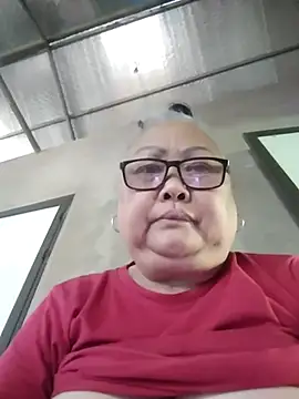 YourMomy- live cam on StripChat