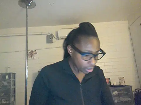Xochillovemoney2 live cam on StripChat