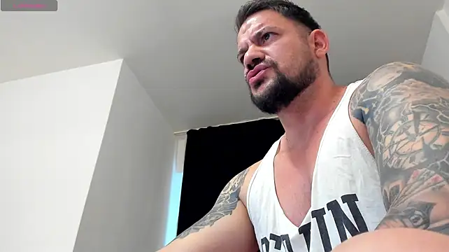 musclemonster31 live cam on StripChat