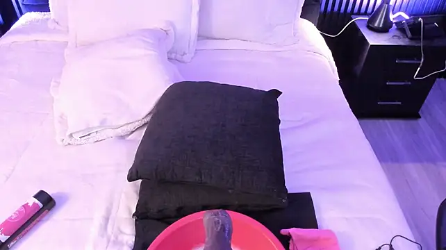 MiiaaMoonroee live cam on StripChat